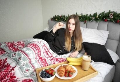 Địt cụ kế ăn chuối vào buổi sáng Giáng sinh