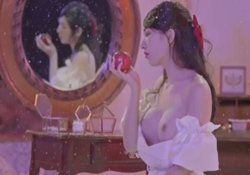 Cô gái mặc đồ Bạch Tuyết khám phá tình yêu nóng bỏng